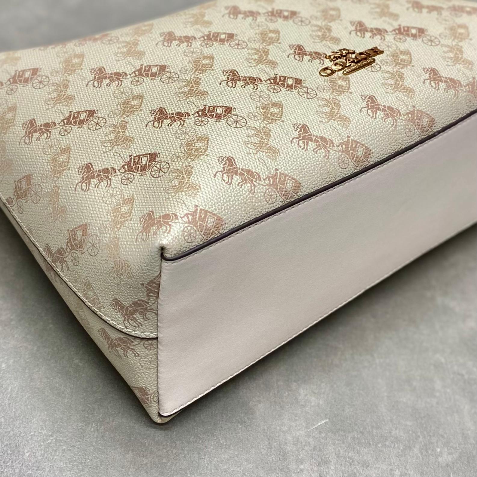 Túi Coach Laurel Shoulder Horse And Carriage Print Bag DS Cream
