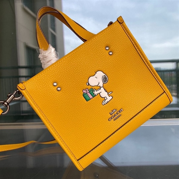 Túi Coach x Peanuts Dempsey Tote 22 Snoopy DS Yellow