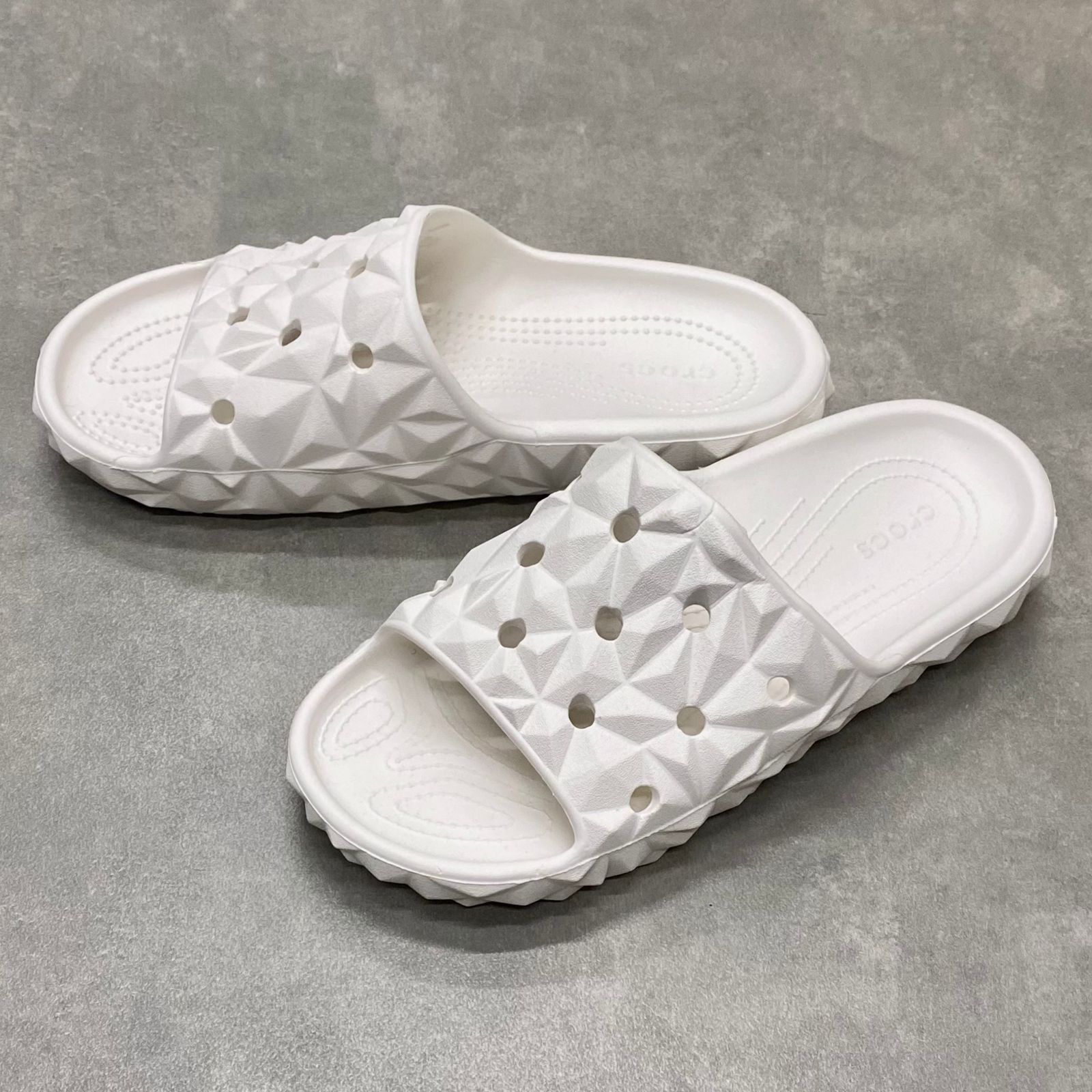 Dép Crocs Classic Geometric V2 HN2 White