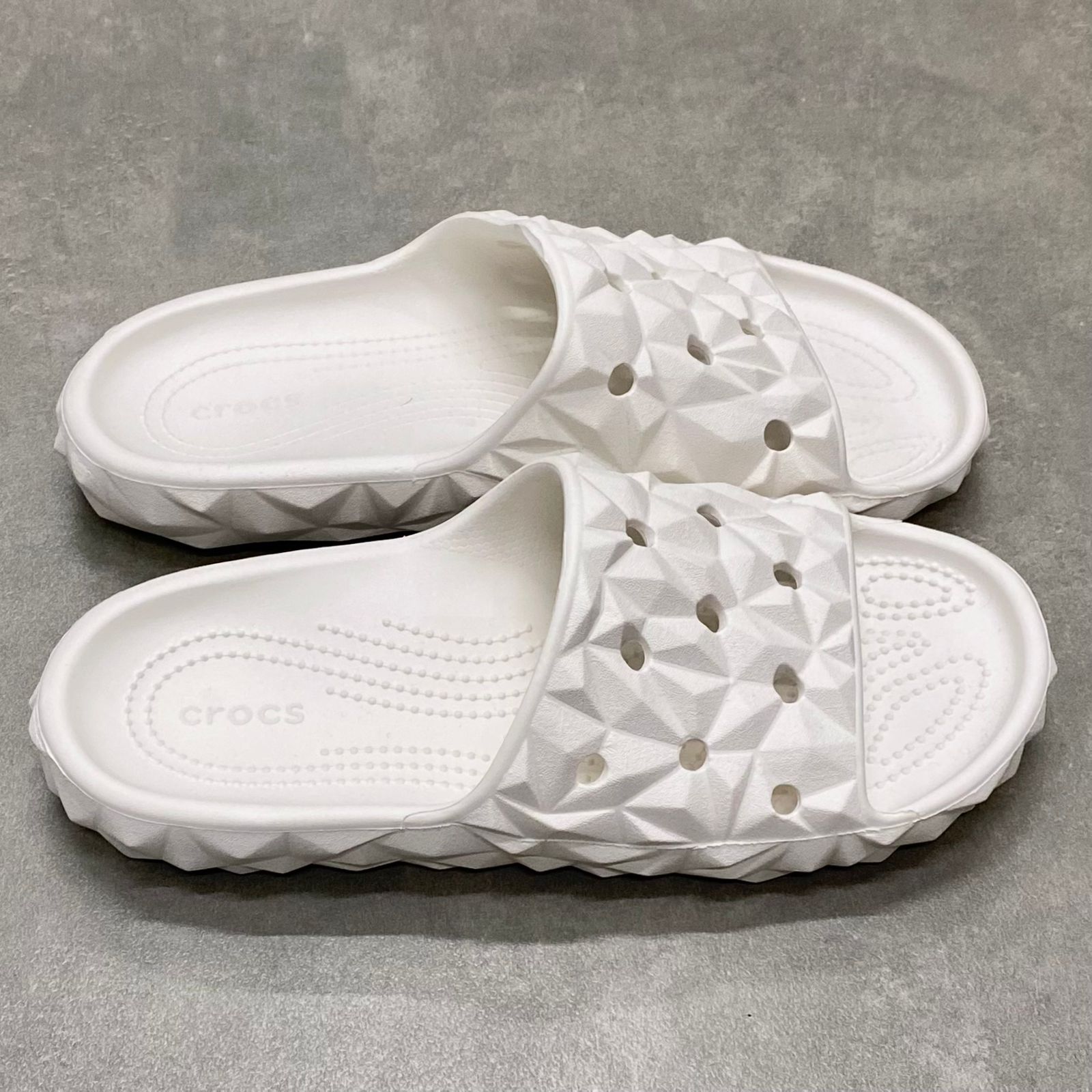 Dép Crocs Classic Geometric V2 HN2 White