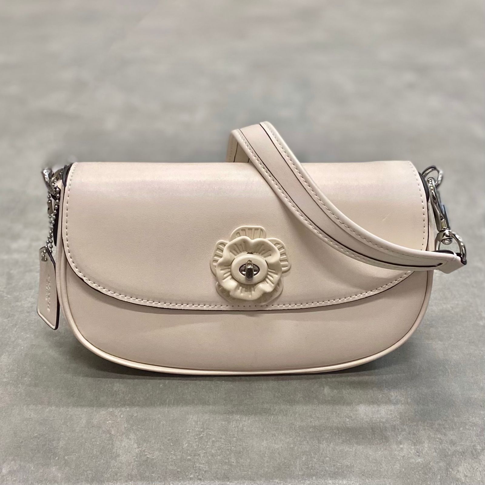 Túi Coach Camellia Emmy Saddle 23 Shoulder Bag DS White