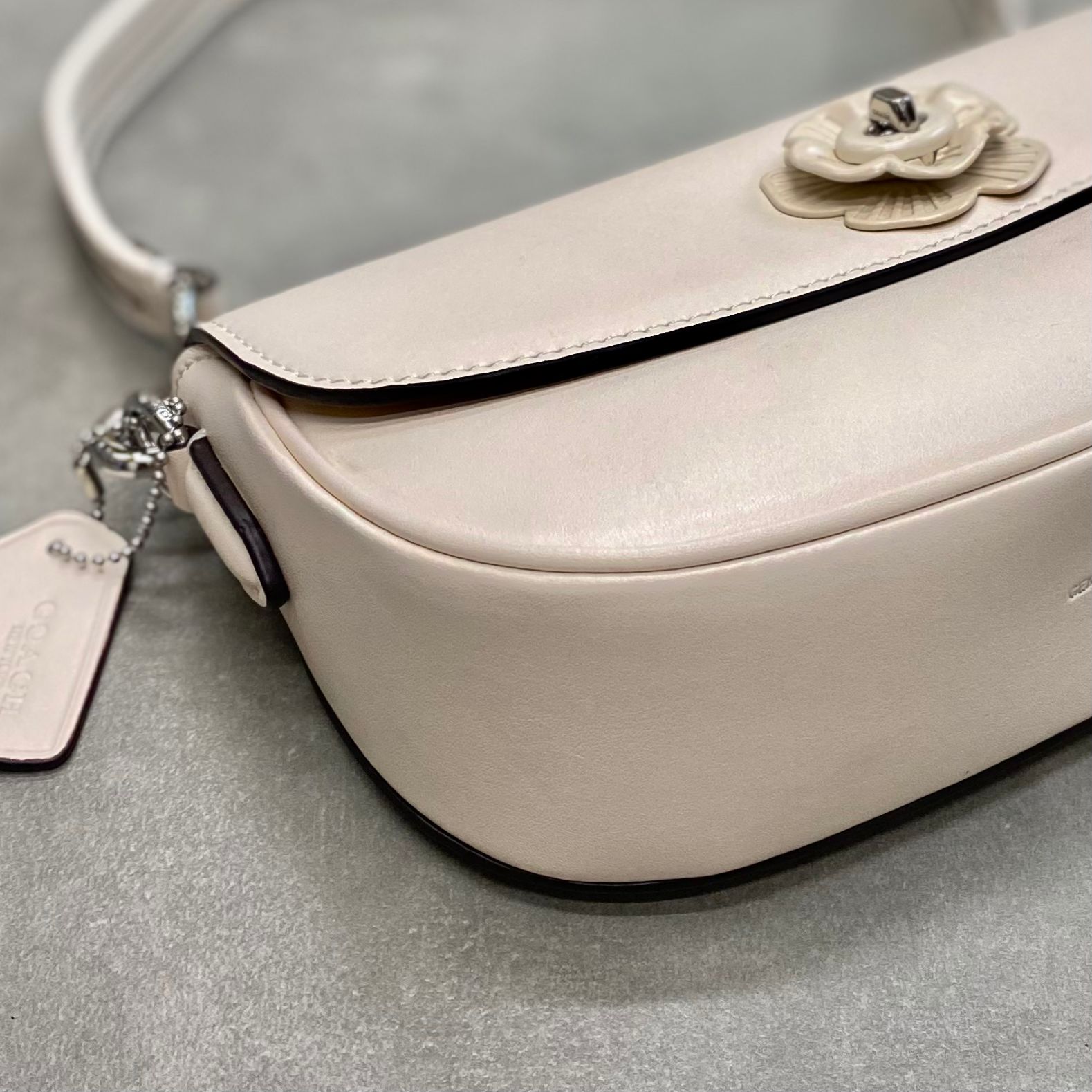 Túi Coach Camellia Emmy Saddle 23 Shoulder Bag DS White
