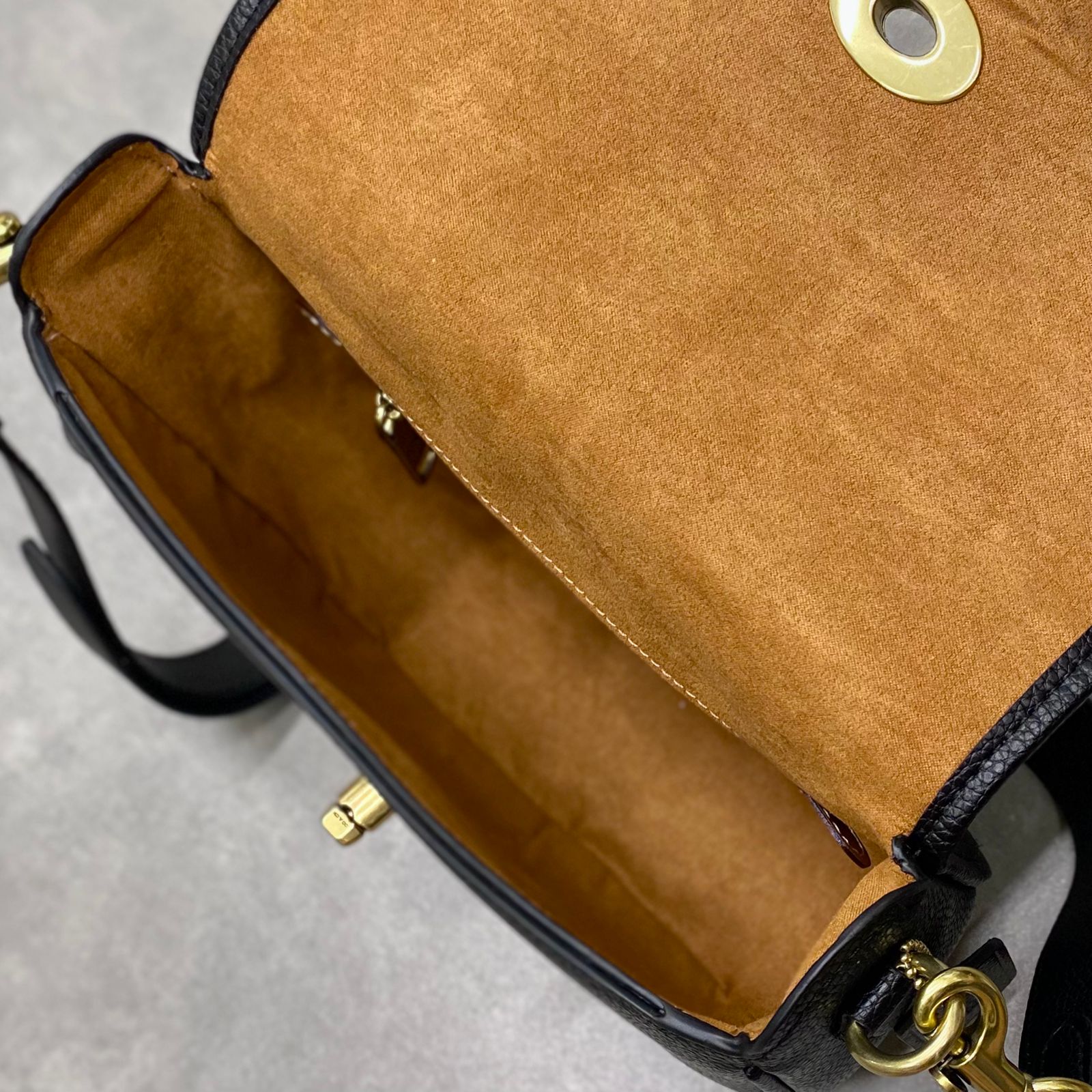 Túi Coach Willow Saddle Crossbody Bag DS Black